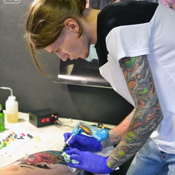 Interviewo con l'artista del tatuaggio Ilya Mityakin